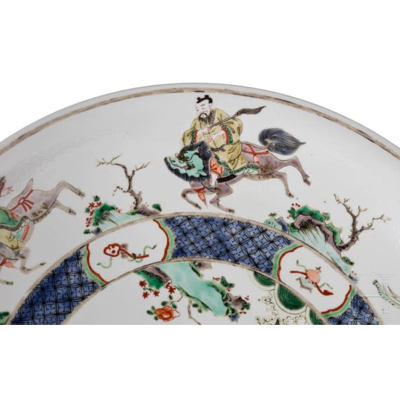 Zwei gro&szlig;e Famille-verte-Teller mit fig&uuml;rlichem Dekor, China, wohl Kangxi-Periode (18. Jhdt.)