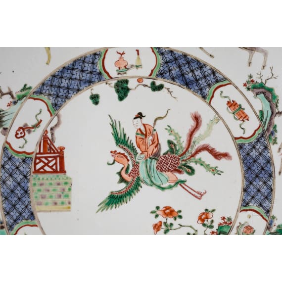 Zwei gro&szlig;e Famille-verte-Teller mit fig&uuml;rlichem Dekor, China, wohl Kangxi-Periode (18. Jhdt.)