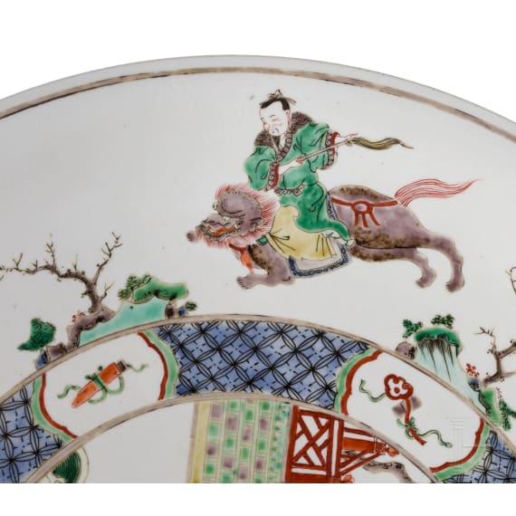 Zwei gro&szlig;e Famille-verte-Teller mit fig&uuml;rlichem Dekor, China, wohl Kangxi-Periode (18. Jhdt.)