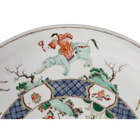 Zwei gro&szlig;e Famille-verte-Teller mit fig&uuml;rlichem Dekor, China, wohl Kangxi-Periode (18. Jhdt.)