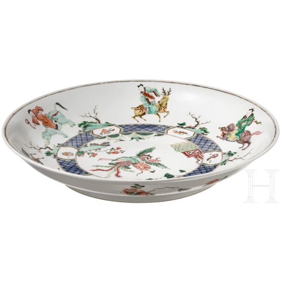 Zwei gro&szlig;e Famille-verte-Teller mit fig&uuml;rlichem Dekor, China, wohl Kangxi-Periode (18. Jhdt.)
