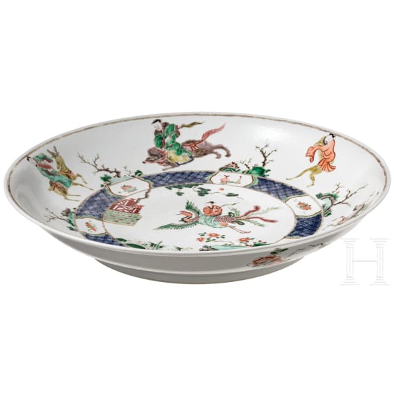 Zwei gro&szlig;e Famille-verte-Teller mit fig&uuml;rlichem Dekor, China, wohl Kangxi-Periode (18. Jhdt.)