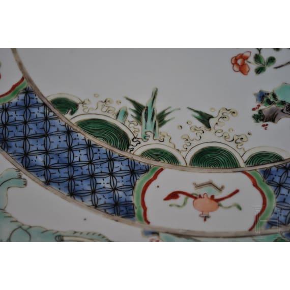 Zwei gro&szlig;e Famille-verte-Teller mit fig&uuml;rlichem Dekor, China, wohl Kangxi-Periode (18. Jhdt.)