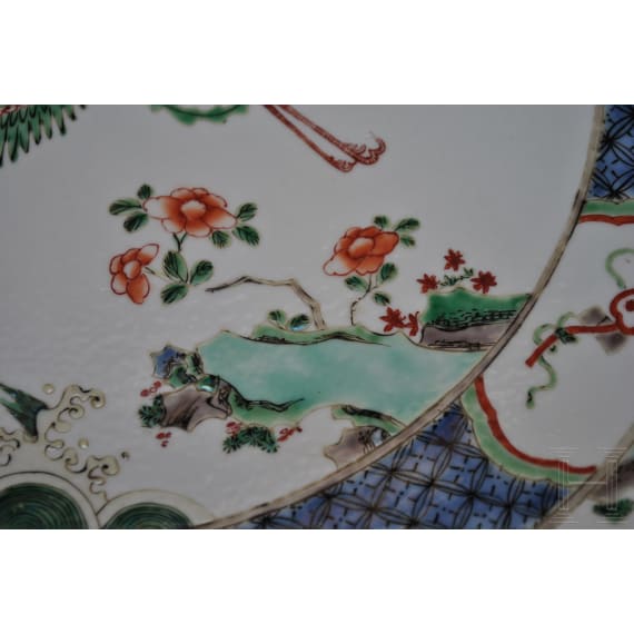 Zwei gro&szlig;e Famille-verte-Teller mit fig&uuml;rlichem Dekor, China, wohl Kangxi-Periode (18. Jhdt.)
