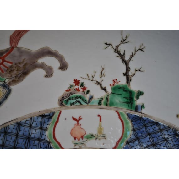 Zwei gro&szlig;e Famille-verte-Teller mit fig&uuml;rlichem Dekor, China, wohl Kangxi-Periode (18. Jhdt.)