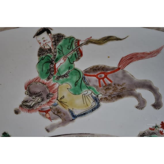 Zwei gro&szlig;e Famille-verte-Teller mit fig&uuml;rlichem Dekor, China, wohl Kangxi-Periode (18. Jhdt.)