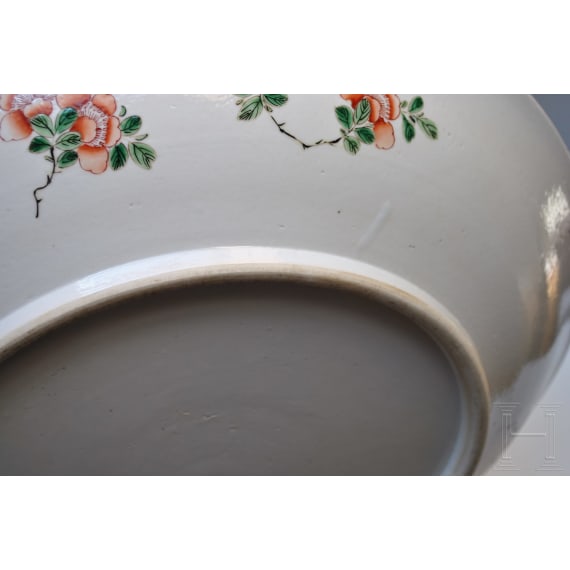 Zwei gro&szlig;e Famille-verte-Teller mit fig&uuml;rlichem Dekor, China, wohl Kangxi-Periode (18. Jhdt.)