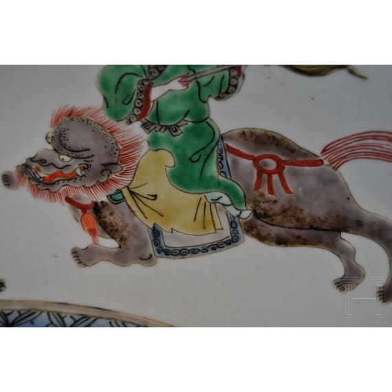 Zwei gro&szlig;e Famille-verte-Teller mit fig&uuml;rlichem Dekor, China, wohl Kangxi-Periode (18. Jhdt.)