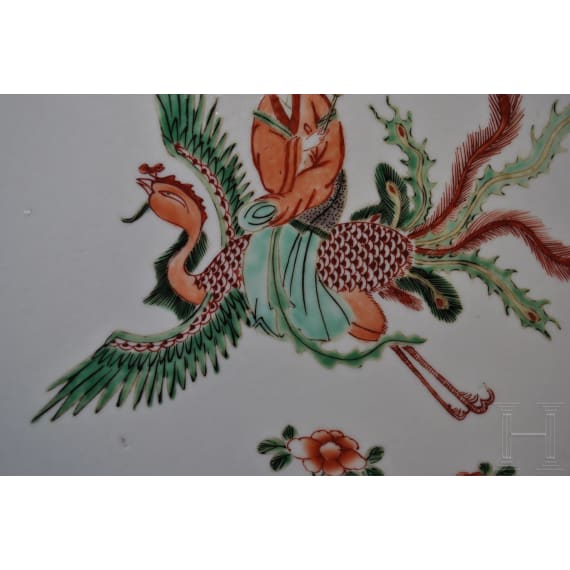 Zwei gro&szlig;e Famille-verte-Teller mit fig&uuml;rlichem Dekor, China, wohl Kangxi-Periode (18. Jhdt.)