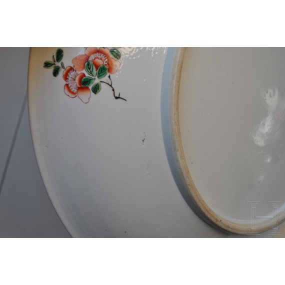 Zwei gro&szlig;e Famille-verte-Teller mit fig&uuml;rlichem Dekor, China, wohl Kangxi-Periode (18. Jhdt.)