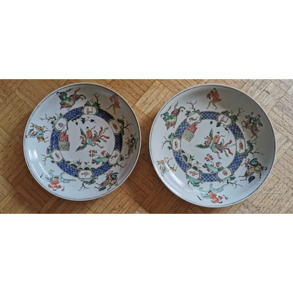 Zwei gro&szlig;e Famille-verte-Teller mit fig&uuml;rlichem Dekor, China, wohl Kangxi-Periode (18. Jhdt.)