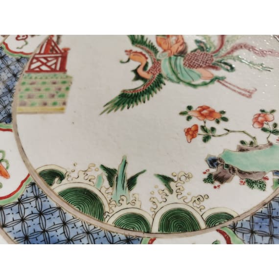 Zwei gro&szlig;e Famille-verte-Teller mit fig&uuml;rlichem Dekor, China, wohl Kangxi-Periode (18. Jhdt.)