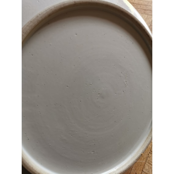 Zwei gro&szlig;e Famille-verte-Teller mit fig&uuml;rlichem Dekor, China, wohl Kangxi-Periode (18. Jhdt.)