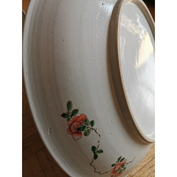 Zwei gro&szlig;e Famille-verte-Teller mit fig&uuml;rlichem Dekor, China, wohl Kangxi-Periode (18. Jhdt.)