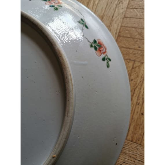 Zwei gro&szlig;e Famille-verte-Teller mit fig&uuml;rlichem Dekor, China, wohl Kangxi-Periode (18. Jhdt.)
