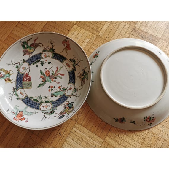 Zwei gro&szlig;e Famille-verte-Teller mit fig&uuml;rlichem Dekor, China, wohl Kangxi-Periode (18. Jhdt.)