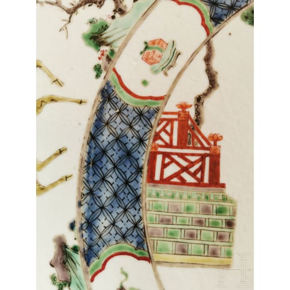 Zwei gro&szlig;e Famille-verte-Teller mit fig&uuml;rlichem Dekor, China, wohl Kangxi-Periode (18. Jhdt.)