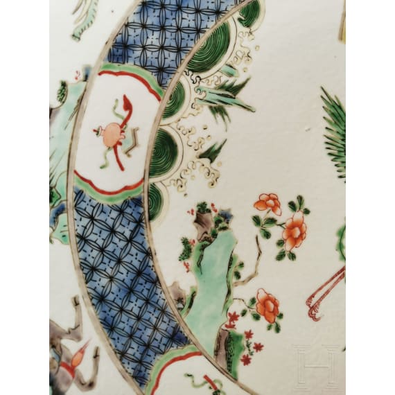 Zwei gro&szlig;e Famille-verte-Teller mit fig&uuml;rlichem Dekor, China, wohl Kangxi-Periode (18. Jhdt.)