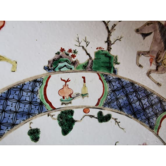 Zwei gro&szlig;e Famille-verte-Teller mit fig&uuml;rlichem Dekor, China, wohl Kangxi-Periode (18. Jhdt.)