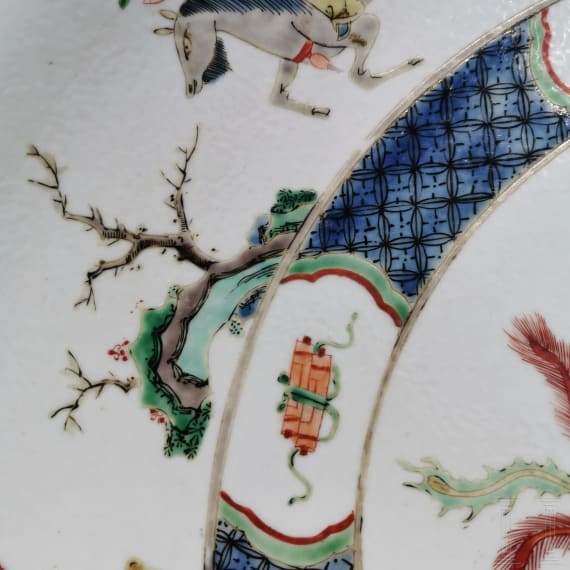Zwei gro&szlig;e Famille-verte-Teller mit fig&uuml;rlichem Dekor, China, wohl Kangxi-Periode (18. Jhdt.)