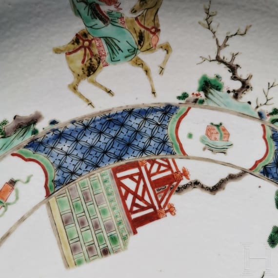 Zwei gro&szlig;e Famille-verte-Teller mit fig&uuml;rlichem Dekor, China, wohl Kangxi-Periode (18. Jhdt.)