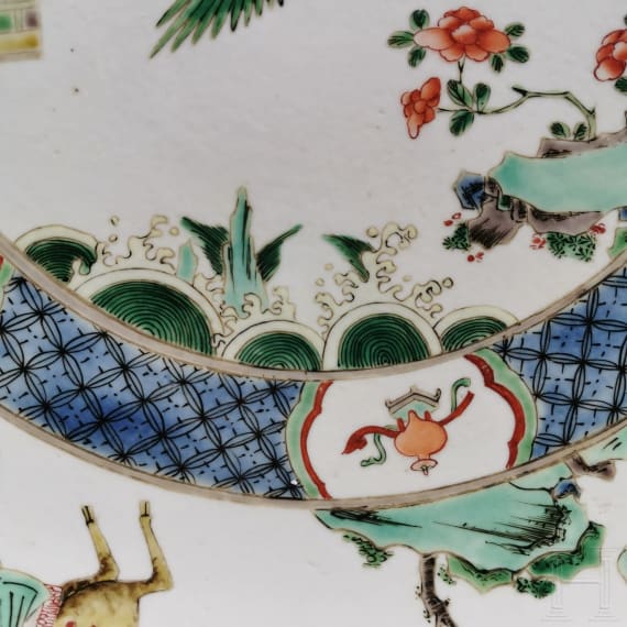 Zwei gro&szlig;e Famille-verte-Teller mit fig&uuml;rlichem Dekor, China, wohl Kangxi-Periode (18. Jhdt.)