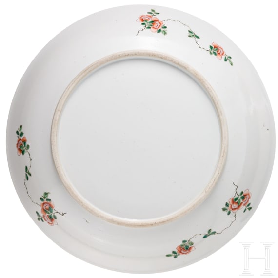 Zwei gro&szlig;e Famille-verte-Teller mit fig&uuml;rlichem Dekor, China, wohl Kangxi-Periode (18. Jhdt.)