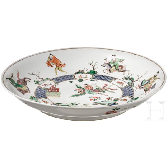Zwei gro&szlig;e Famille-verte-Teller mit fig&uuml;rlichem Dekor, China, wohl Kangxi-Periode (18. Jhdt.)