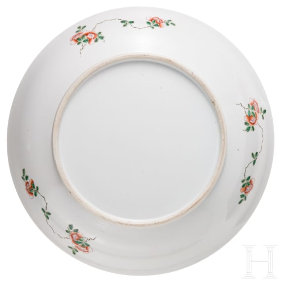 Zwei gro&szlig;e Famille-verte-Teller mit fig&uuml;rlichem Dekor, China, wohl Kangxi-Periode (18. Jhdt.)