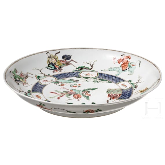 Zwei gro&szlig;e Famille-verte-Teller mit fig&uuml;rlichem Dekor, China, wohl Kangxi-Periode (18. Jhdt.)