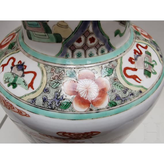 Gro&szlig;e Famille-verte-Vase mit Soldaten, China, 19./20. Jhdt.