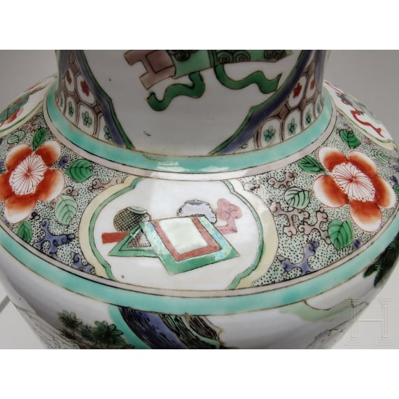 Gro&szlig;e Famille-verte-Vase mit Soldaten, China, 19./20. Jhdt.