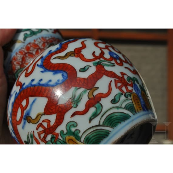 Doppelk&uuml;rbis-Wucai-Vase mit Jiajing-Sechszeichenmarke, China, 20. Jhdt.