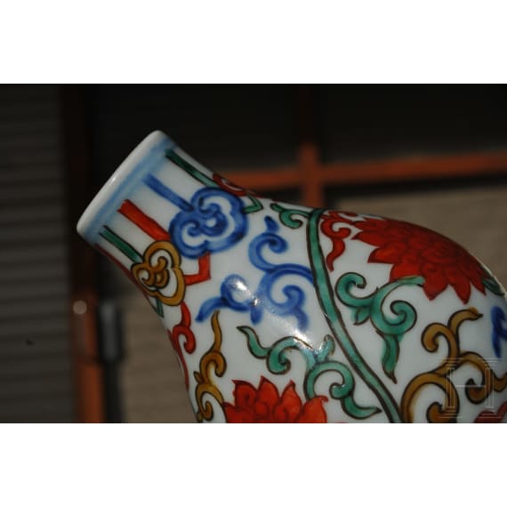 Doppelk&uuml;rbis-Wucai-Vase mit Jiajing-Sechszeichenmarke, China, 20. Jhdt.