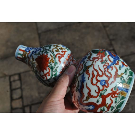 Doppelk&uuml;rbis-Wucai-Vase mit Jiajing-Sechszeichenmarke, China, 20. Jhdt.