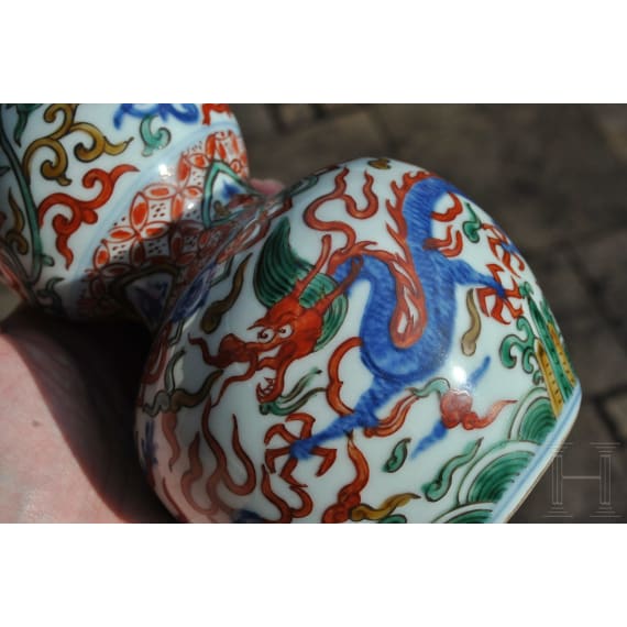 Doppelk&uuml;rbis-Wucai-Vase mit Jiajing-Sechszeichenmarke, China, 20. Jhdt.