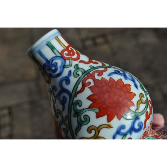 Doppelk&uuml;rbis-Wucai-Vase mit Jiajing-Sechszeichenmarke, China, 20. Jhdt.