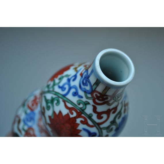 Doppelk&uuml;rbis-Wucai-Vase mit Jiajing-Sechszeichenmarke, China, 20. Jhdt.