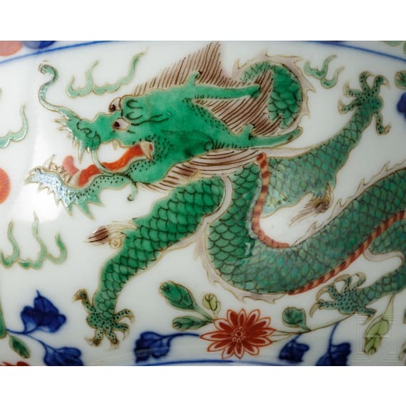 Doucai-Drachenschale mit Kangxi-Marke, wohl aus dieser Epoche