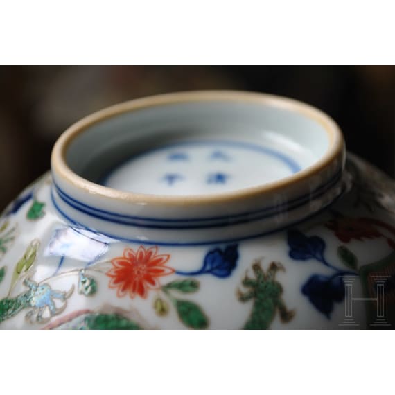 Doucai-Drachenschale mit Kangxi-Marke, wohl aus dieser Epoche