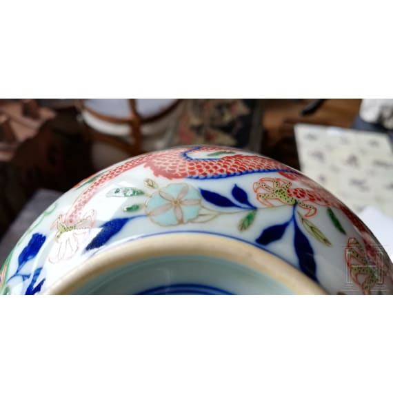 Doucai-Drachenschale mit Kangxi-Marke, wohl aus dieser Epoche