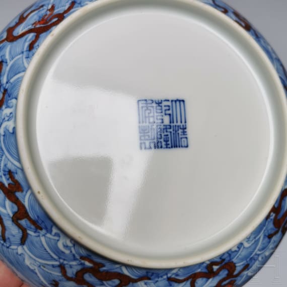 Teller mit Drachen und Qianlong-Sechszeichenmarke, China, wahrscheinlich aus dieser Zeit