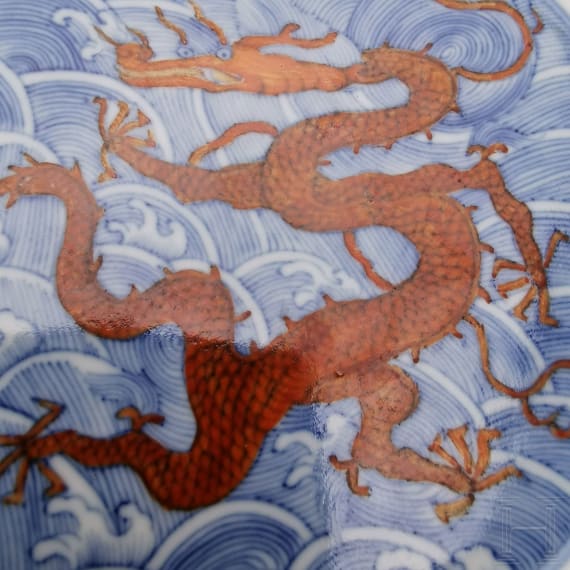 Teller mit Drachen und Qianlong-Sechszeichenmarke, China, wahrscheinlich aus dieser Zeit