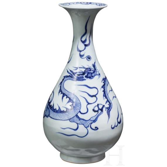 Birnenf&ouml;rmige blau-wei&szlig;e Vase (Ping) mit Drache, China, wohl Yuan-Dynastie