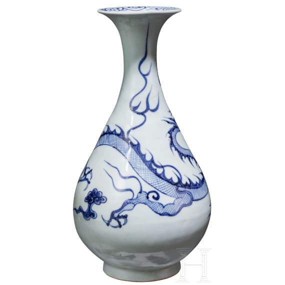 Birnenf&ouml;rmige blau-wei&szlig;e Vase (Ping) mit Drache, China, wohl Yuan-Dynastie