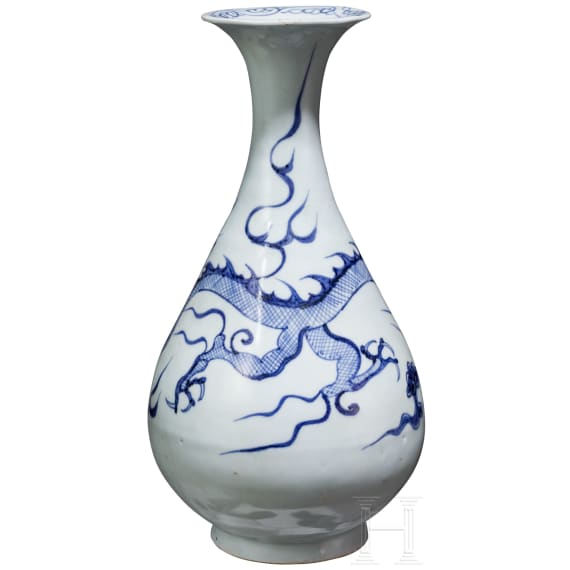 Birnenf&ouml;rmige blau-wei&szlig;e Vase (Ping) mit Drache, China, wohl Yuan-Dynastie
