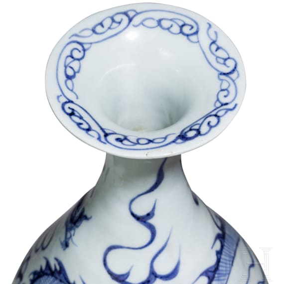 Birnenf&ouml;rmige blau-wei&szlig;e Vase (Ping) mit Drache, China, wohl Yuan-Dynastie