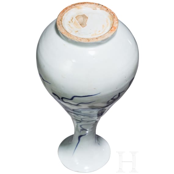 Birnenf&ouml;rmige blau-wei&szlig;e Vase (Ping) mit Drache, China, wohl Yuan-Dynastie