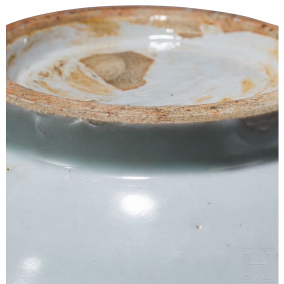Birnenf&ouml;rmige blau-wei&szlig;e Vase (Ping) mit Drache, China, wohl Yuan-Dynastie
