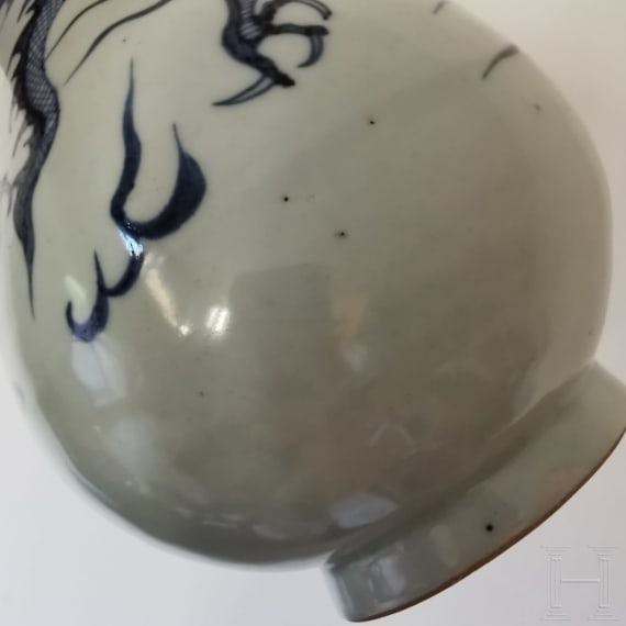 Birnenf&ouml;rmige blau-wei&szlig;e Vase (Ping) mit Drache, China, wohl Yuan-Dynastie